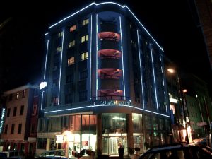 Grand Duman Hotel dıştan gece görünüm